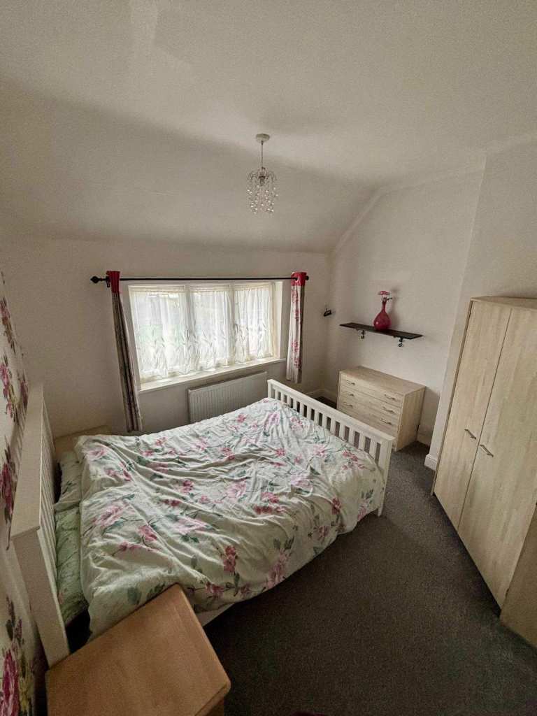 Spacious & Cosy double room for rent WS3 1EY