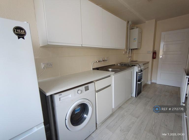 1 bedroom flat in Crendon Street, High Wycombe, HP13 (1 bed) (#2713776)