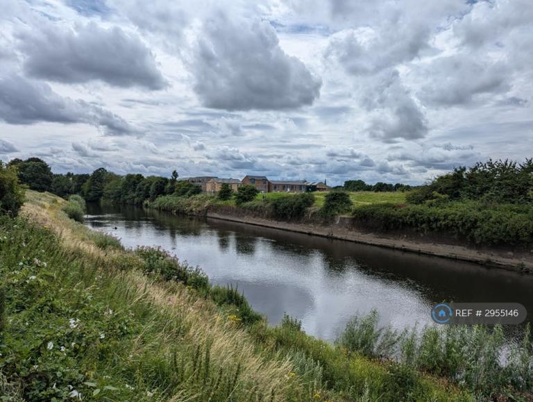 1 bedroom flat in Hugh Oldham Drive, Salford, M7 (1 bed) (#2955146)