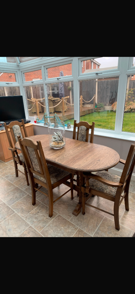Extendable Wooden Dining Table with 4 Chairs – Good Condition