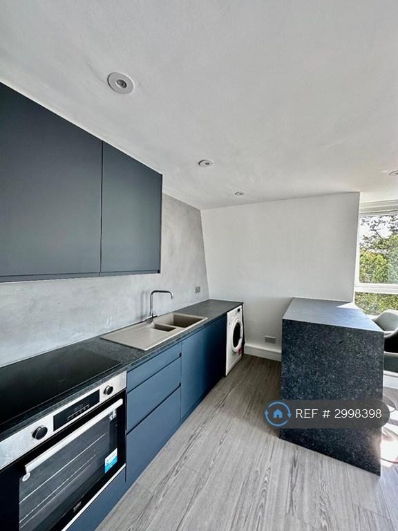 1 bedroom flat in Lincoln House, London, W3 (1 bed) (#2998398)