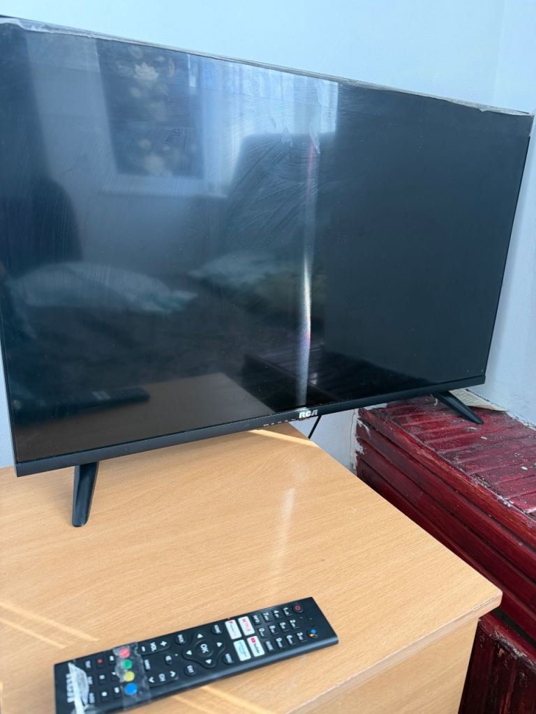 Black Flat Screen TV with Remote – Good Condition