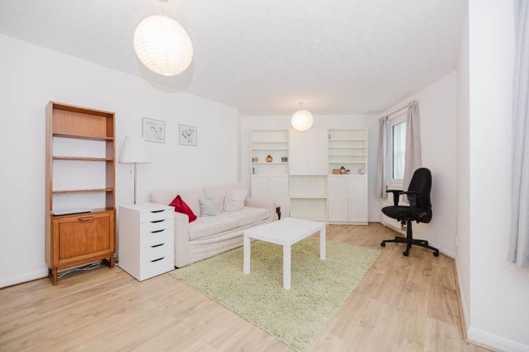 Bright and airy, 2-bedroom, ground floor, furnished flat in St Leonards – available NOW!