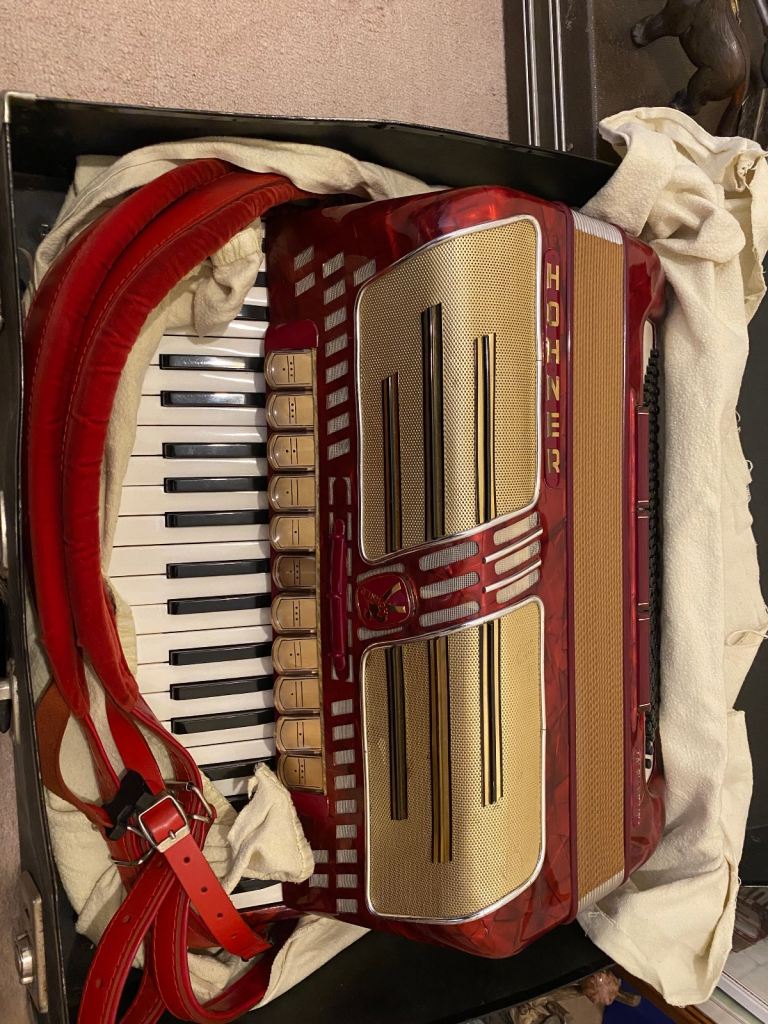 Hohner Atlantic lV accordion
