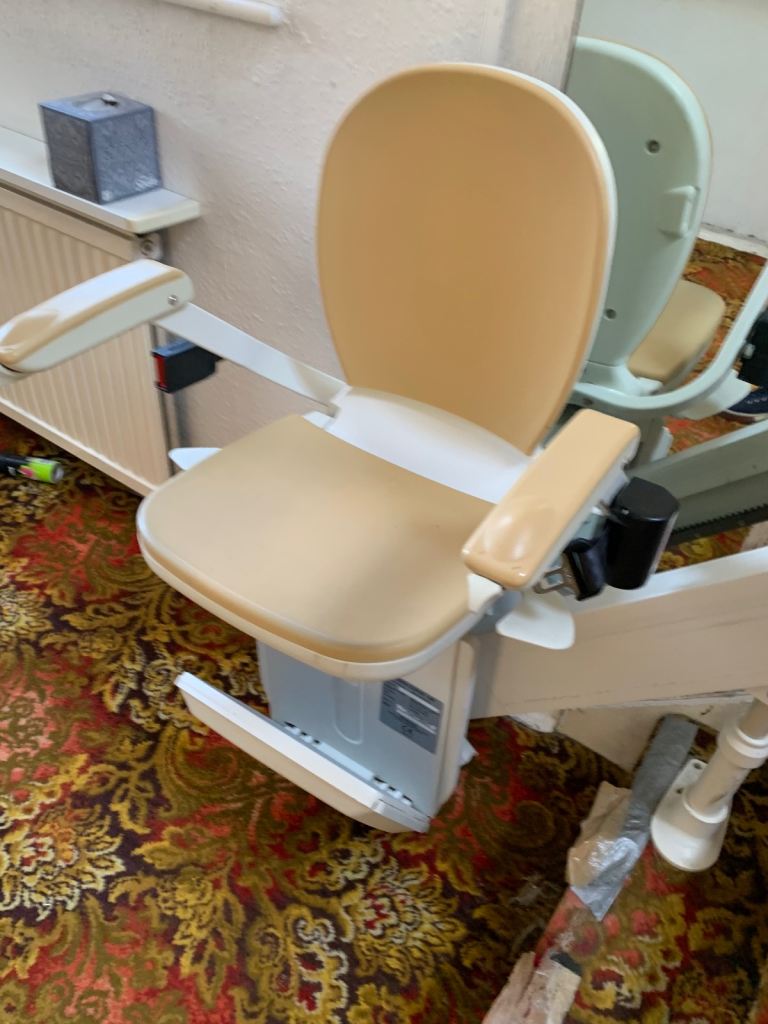 Acorn curved curve 180 stairlift electric automatic specs inside rare use 2 years.