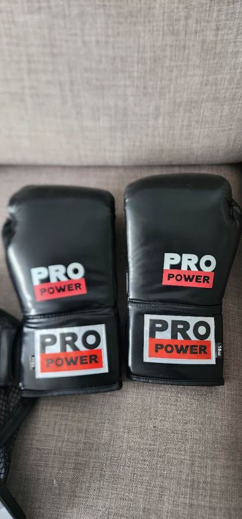 Boxing gloves 16 oz pro power like new