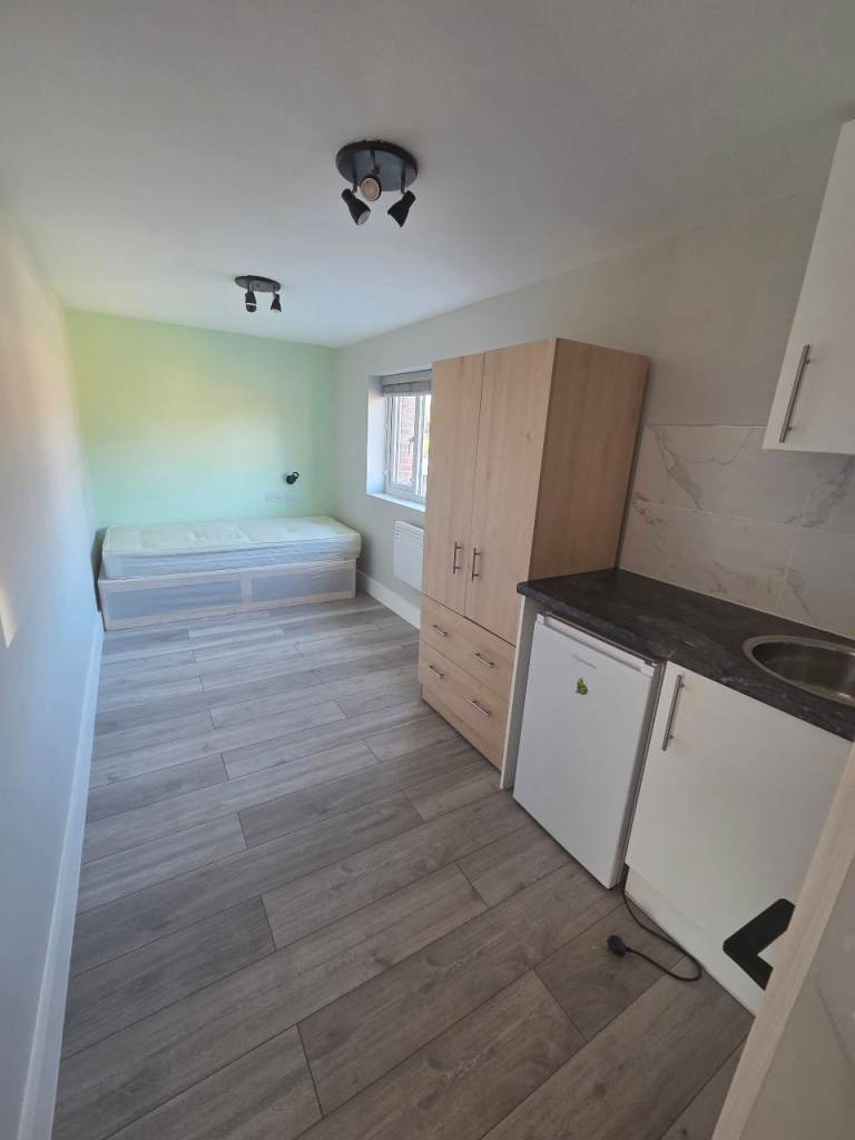 DSS ACCEPTED - Studio Flat Available in, Elizabeth Ave, Staines, Surrey, TW18