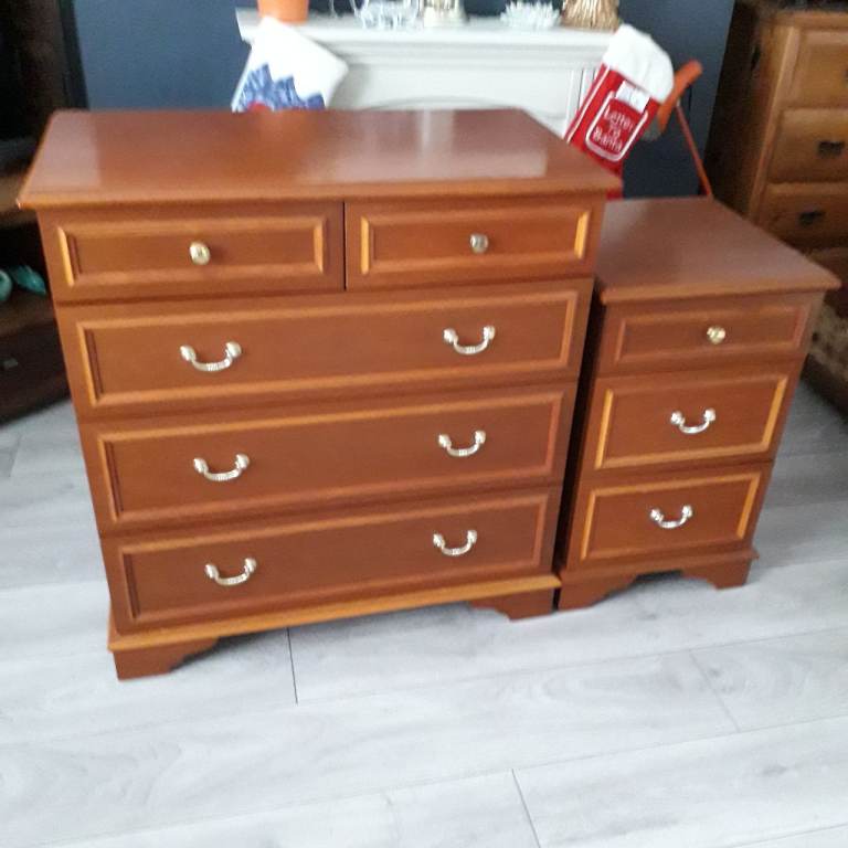 BEAUTIFUL STAG CHEST OF DRAWERS TOGETHER WITH A MATCHING BEDSIDE CHEST FOR SALE . COULD DELIVER .