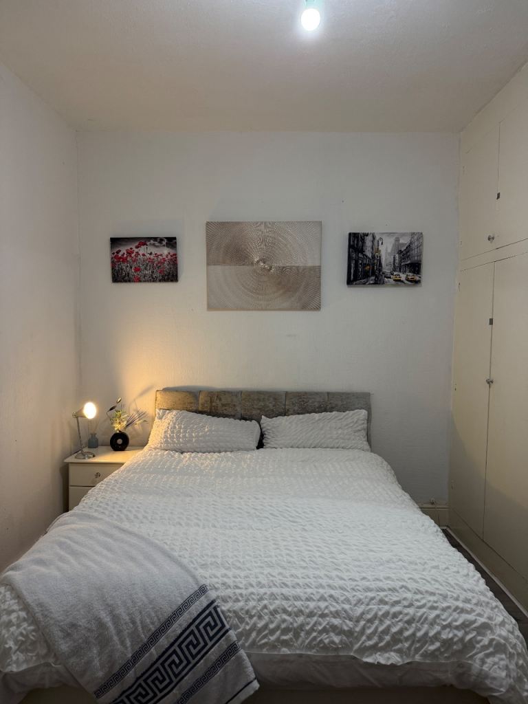 M11 Openshaw: Massive Room with King Bed & Double Storage! 👑