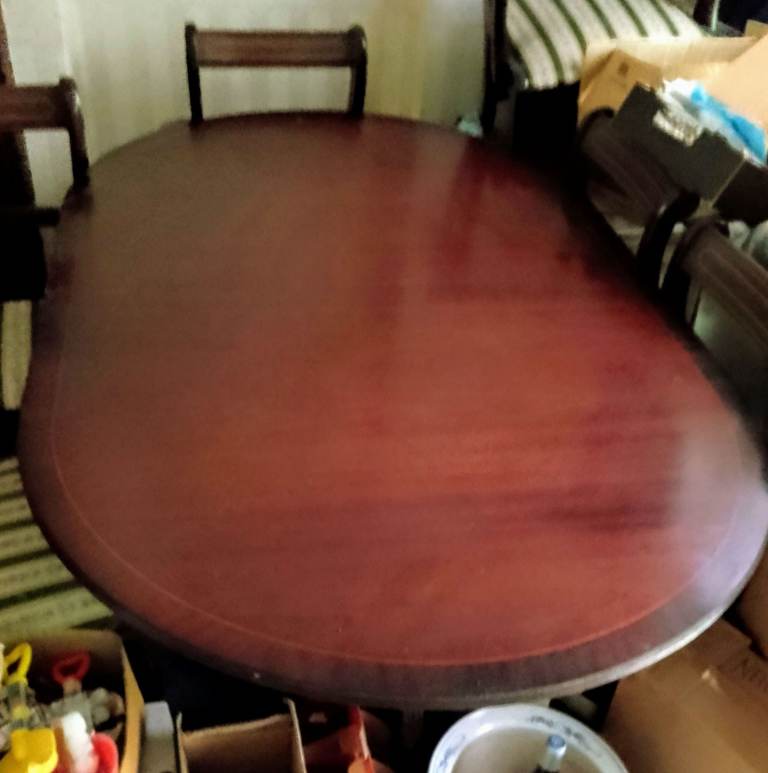 1970s reproduction Georgian dining table and 6 chairs. 2 carvers and 4 others.