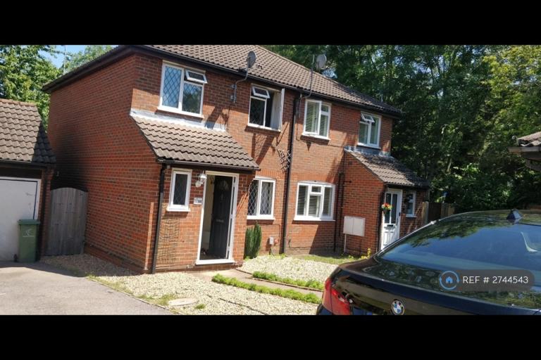3 bedroom house in Galloway Close, Fleet, GU51 (3 bed) (#2744543)
