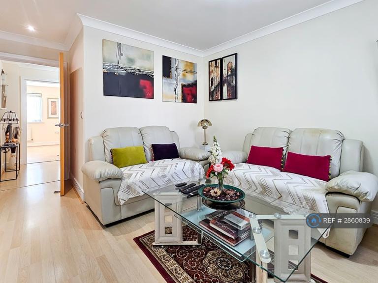 2 bedroom flat in Imperial Drive, Harrow, HA2 (2 bed) (#2860839)