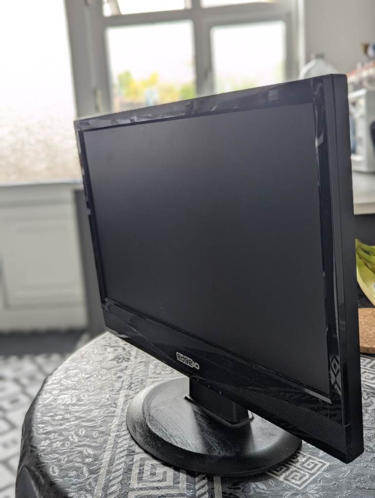 18" monitor screen