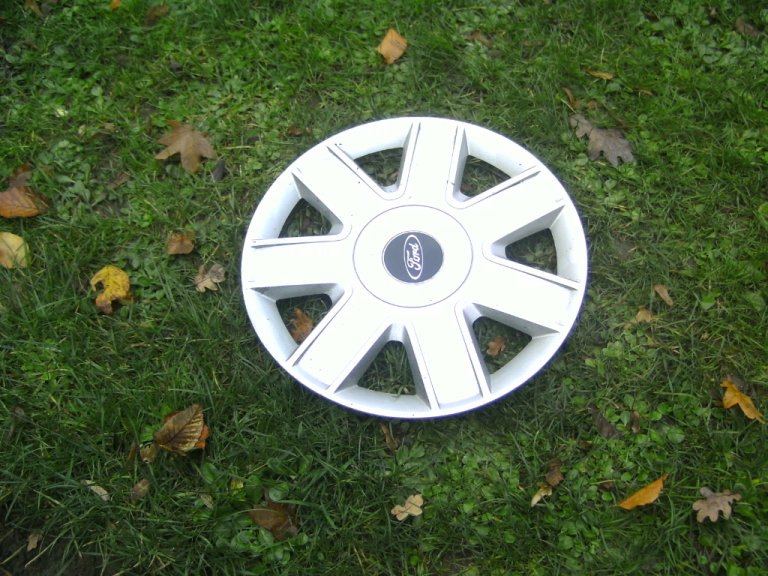 ONE,RARE,GENUINE FORD FIESTA / KA,13 INCH WHEEL TRIM,C/W RETAINING RING,VERY GOOD CONDITION, £5