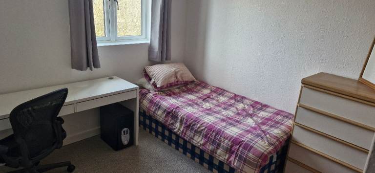 Single bed and mattress free to uplift