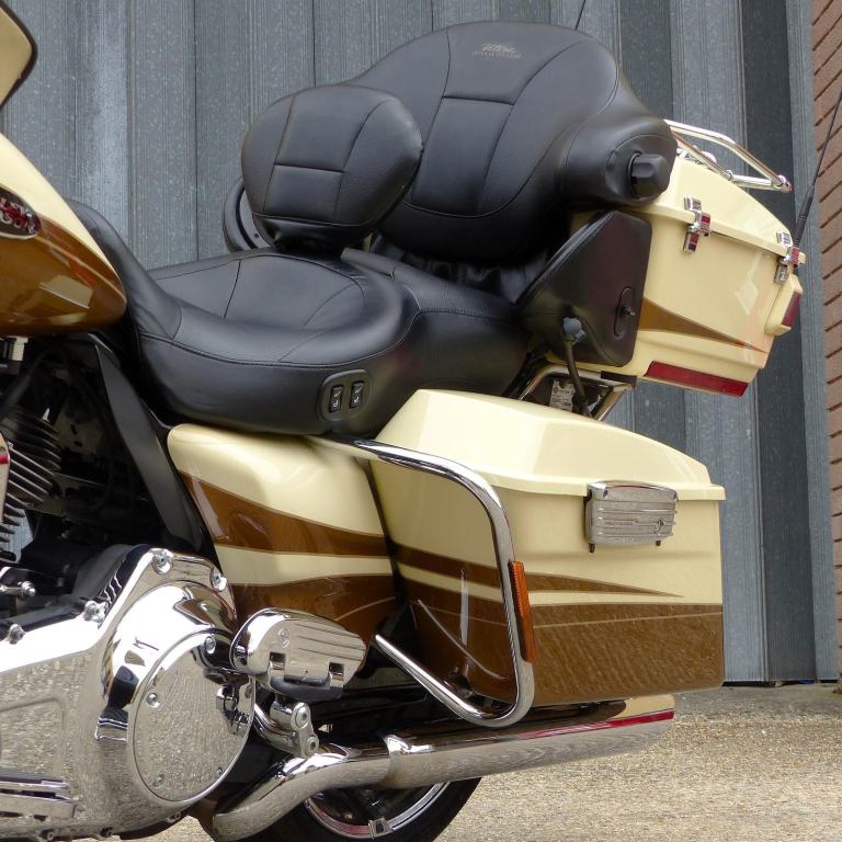 Harley Davidson FLTRUSE CVO Road Glide Ultra 1801cc – Rare collectors machine.