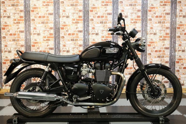 2014 TRIUMPH BONNEVILLE T100 BLACK - ONLY 5,193 MILES - RECENT SERVICE and MOT