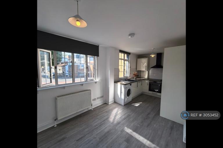 2 bedroom flat in Throwley Way, Sutton, SM1 (2 bed) (#3053452)