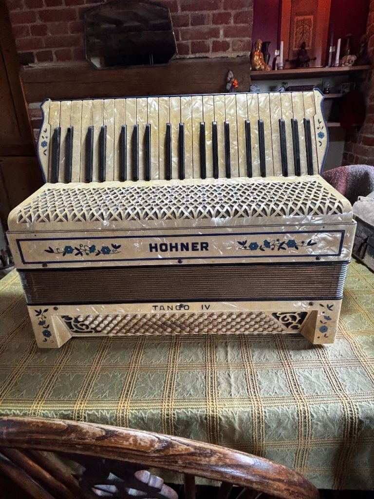 Vintage Hohner Tango VI 
