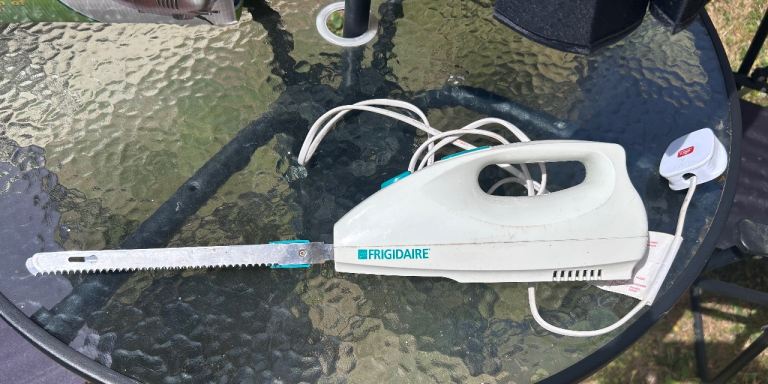 Frigidaire Electric Knife – Good Condition