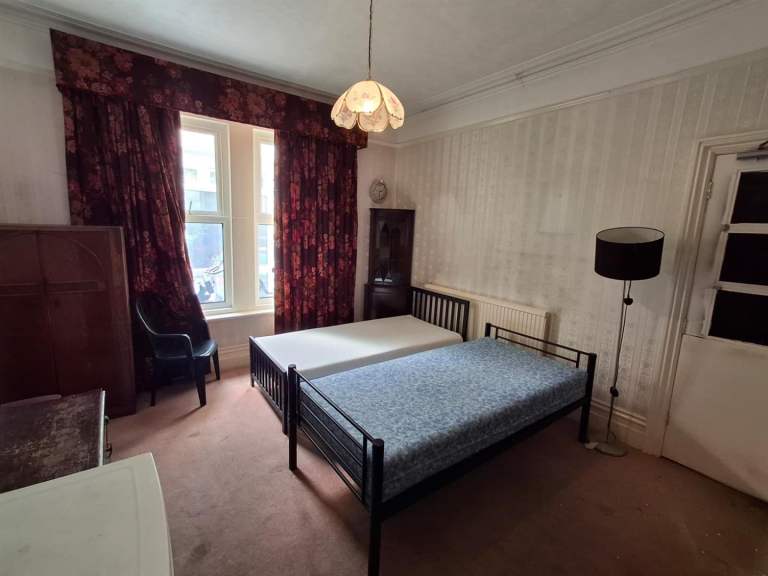 Large Double room to let near Bournemouth Train Station.