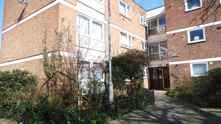 Prime Location Spacious 3 bedrooms First Floor flat near Barking Town Centre