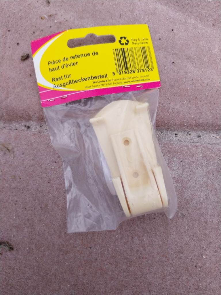 Caravan retainer clip hob