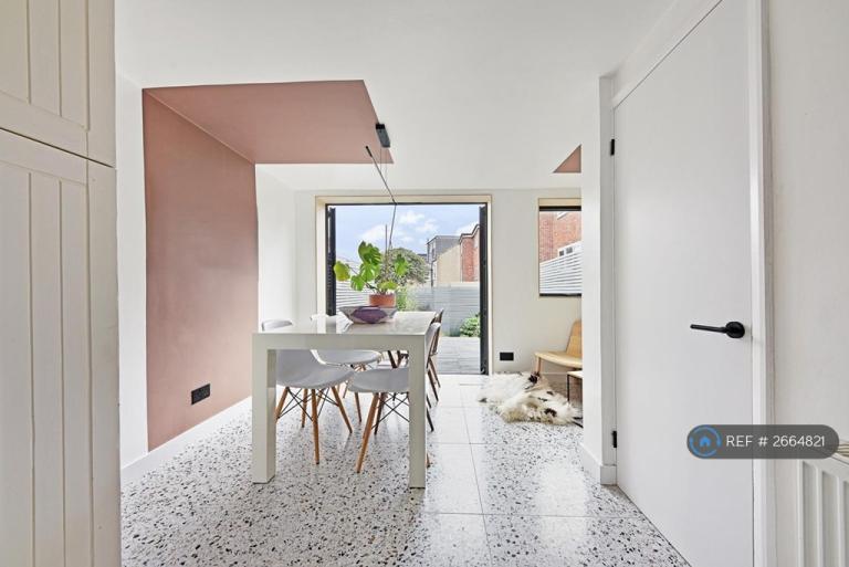 3 bedroom house in Wallwood Road, London, E11 (3 bed) (#2664821)