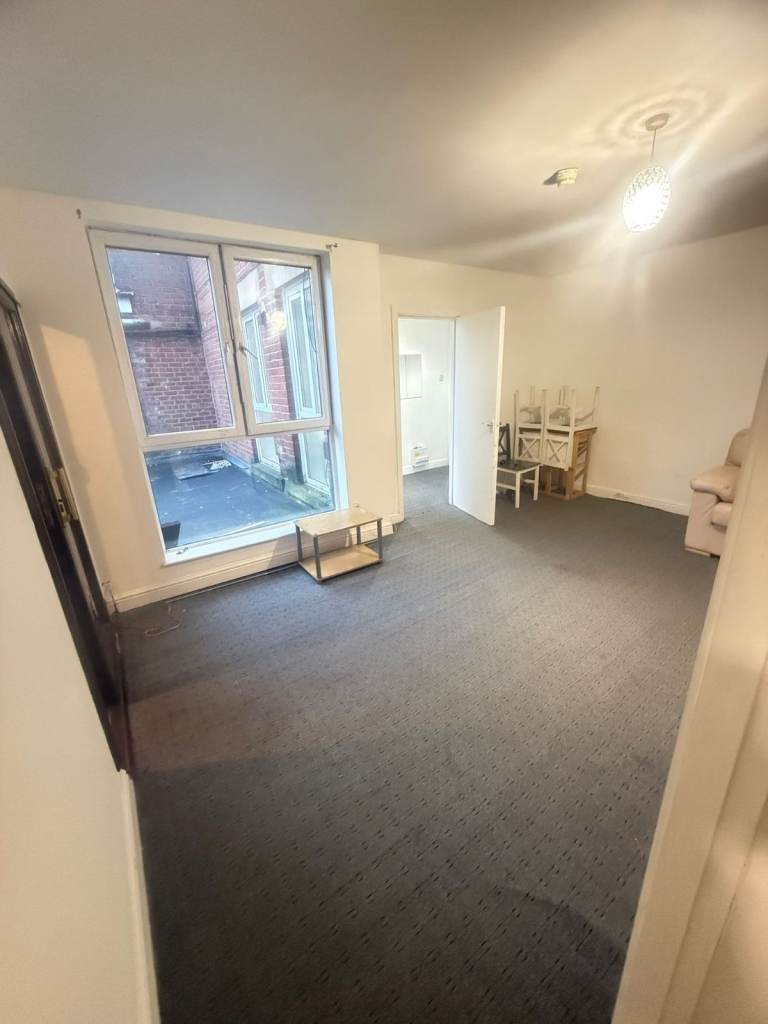 Modern 1-Bedroom Flat | Furnished | Fitted Kitchen | Parking | Saint Georges Road, Bolton - BL1