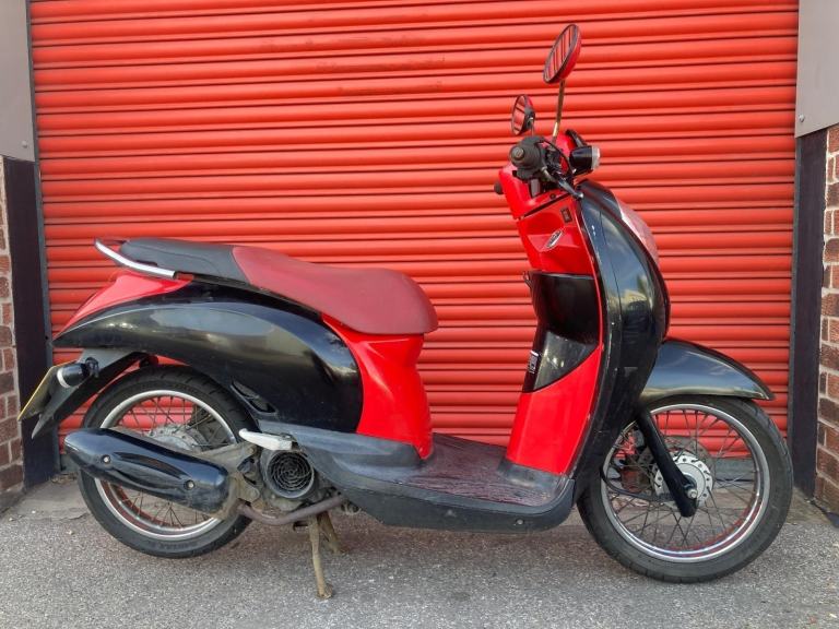 HONDA SCOOPY 110,FULLY AUTOMATIC FUNKY LOOKING SCOOTER,NEEDS ATTENTION