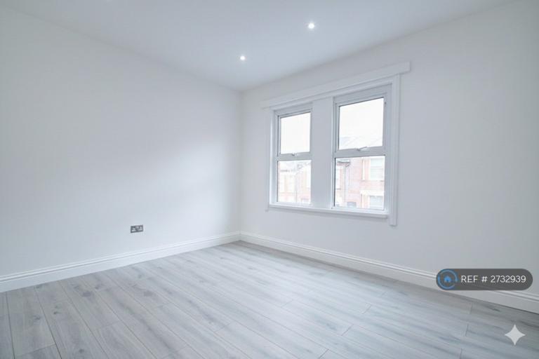 3 bedroom house in Russell Rise, Luton, LU1 (3 bed) (#2732939)