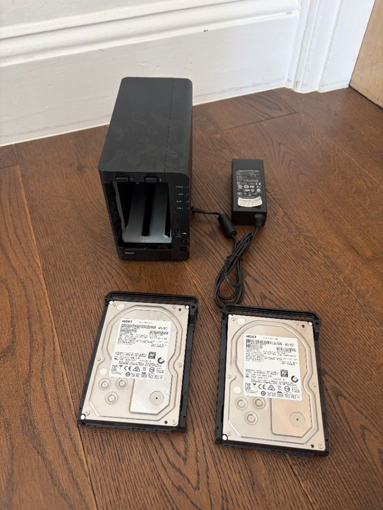 Synology DS214 2-Bay NAS + 2× HGST 4TB Drives