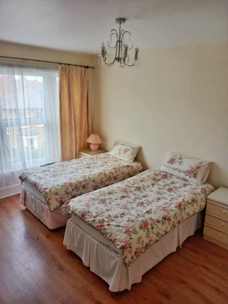 Lovely double room for single female in Archway
