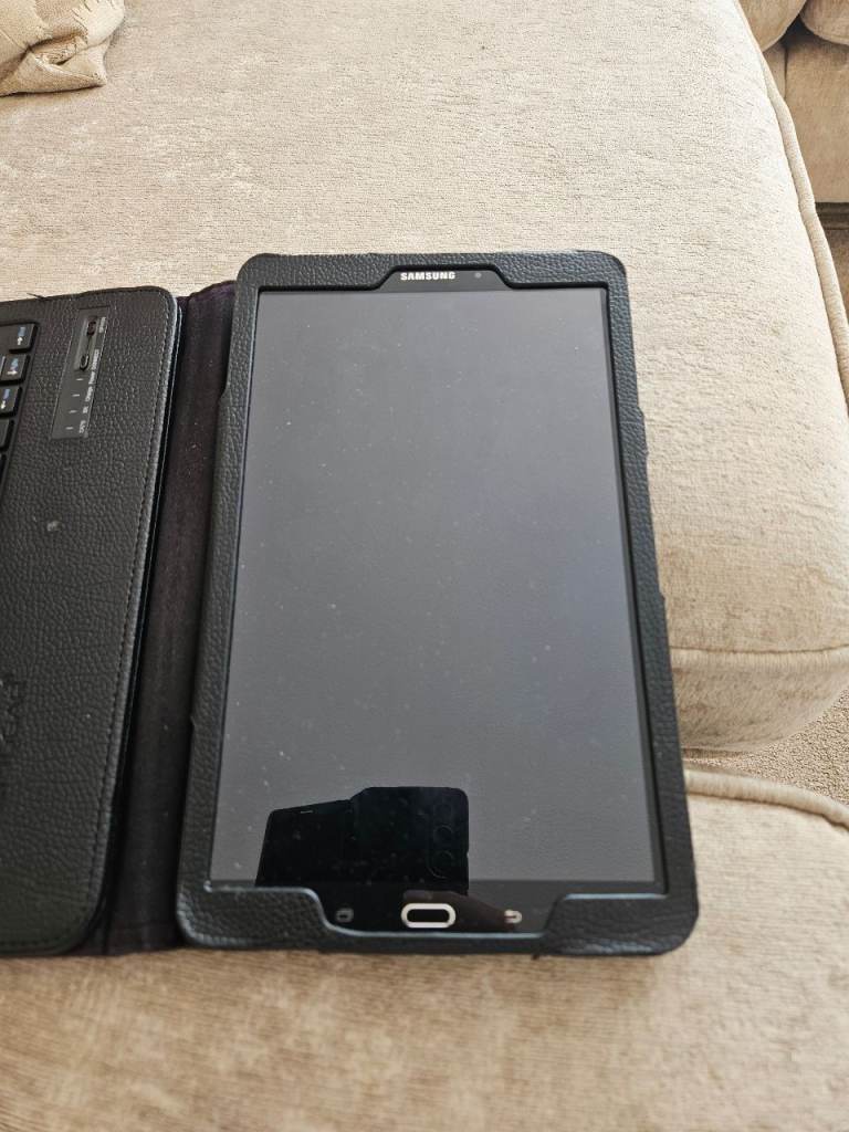 Samsung Tablet with Keyboard Case – Good Condition