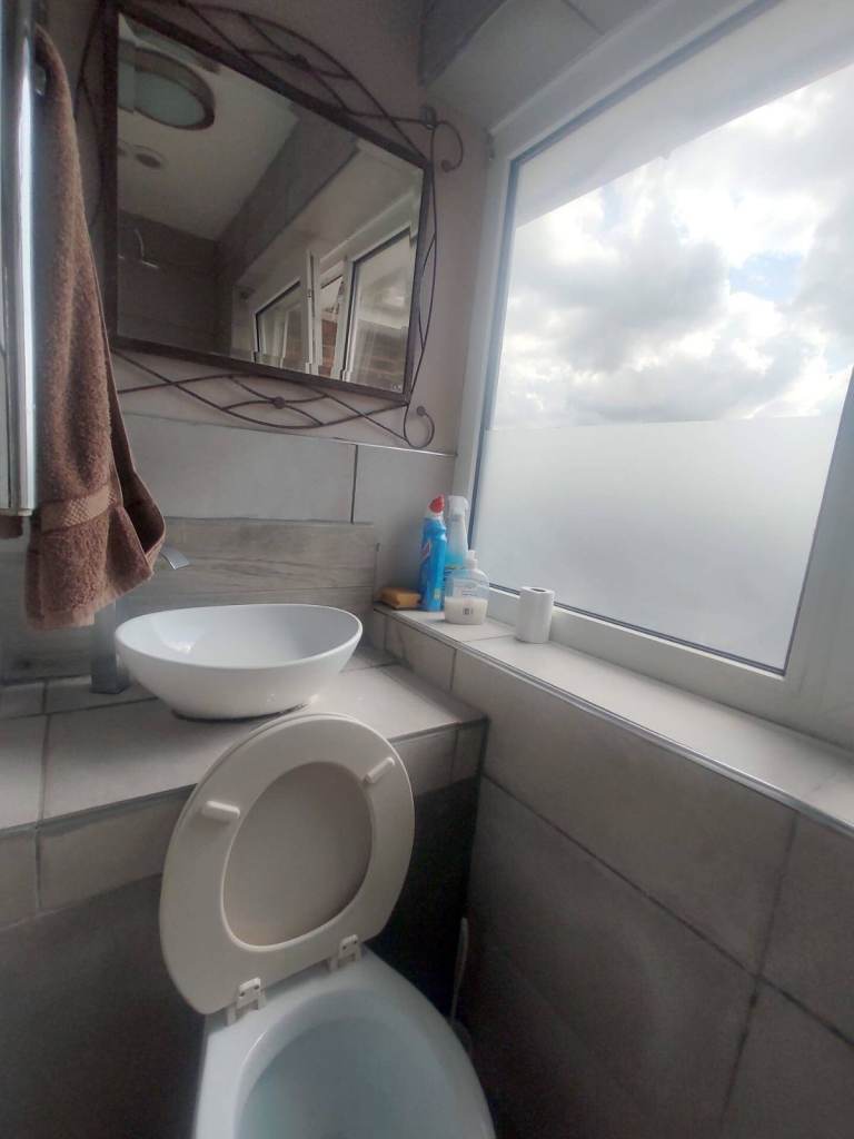 3 bdroom flat with large sunny lounge near uni available September 2026