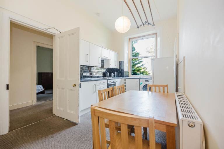 Bright and spacious, 1st floor, 3-bedroom, HMO flat on Dalkeith Road – available October