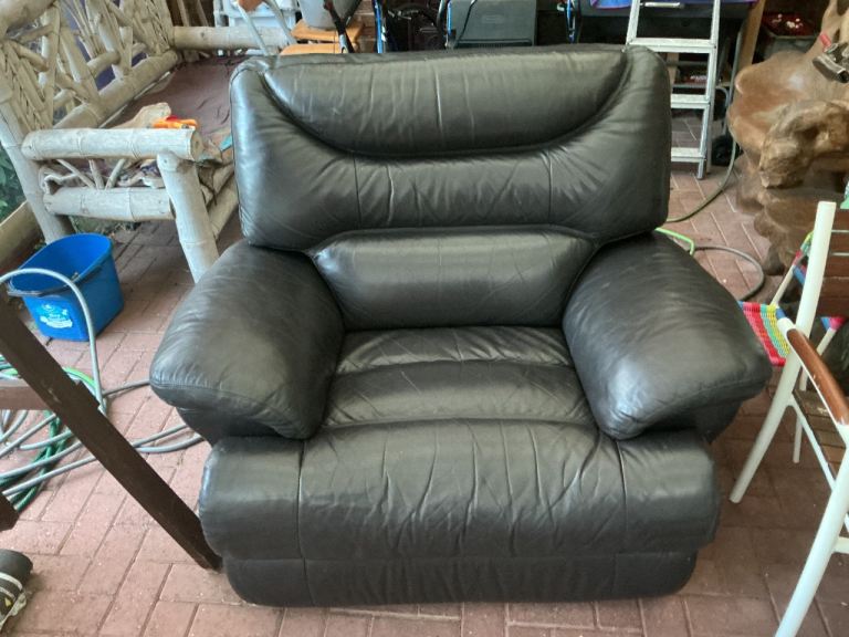 Comfy leather recliner Leather Armchair – Good Condition
