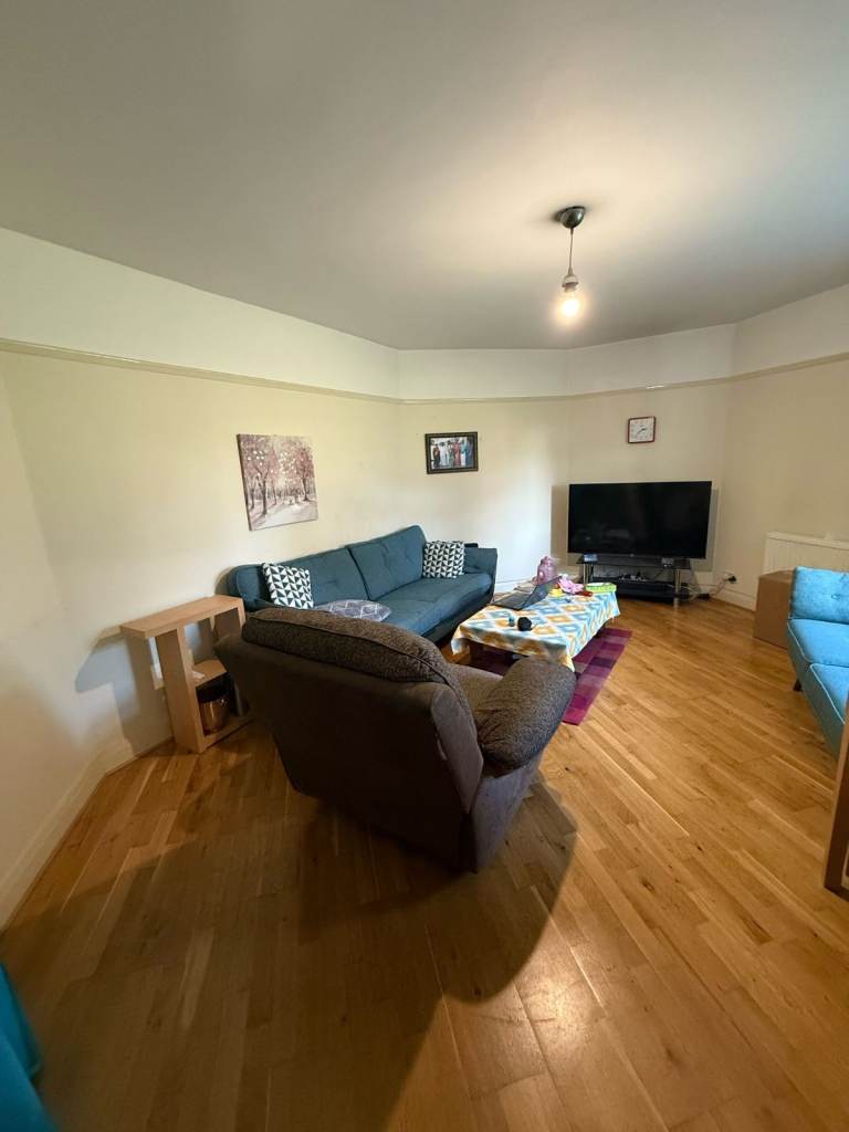 BEAUTIFUL, 2 BEDROOM GROUND FLOOR FLAT FOR RENT IN ISLEWORTH