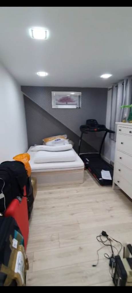 An Indian Family have 3 double rooms to let in a quiet residential area in kingsbury NW9