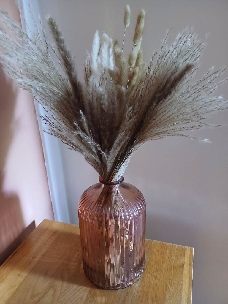 Ribbed vases with dried flowers 