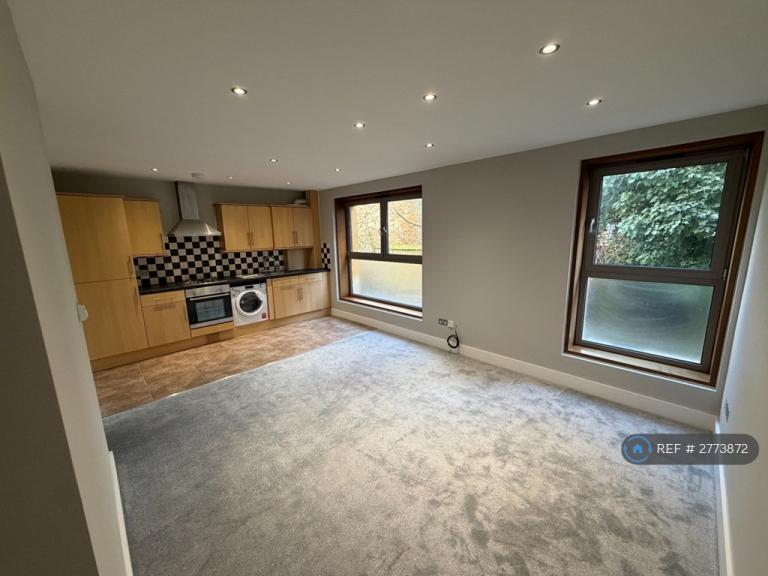 1 bedroom flat in Kingston Hill, Kingston Upon Thames, KT2 (1 bed) (#2773872)