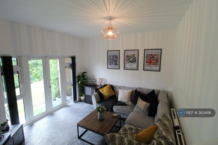 1 bedroom flat in Cotswold Way, High Wycombe, HP13 (1 bed) (#2834191)