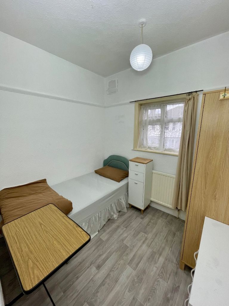 Single room, larger than usual, all bills included 