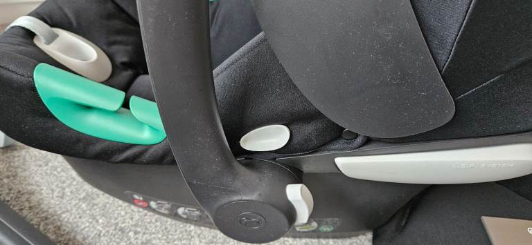 Cybex Aton B2 i-Size Infant Carrier Car Seat with Isofix Base