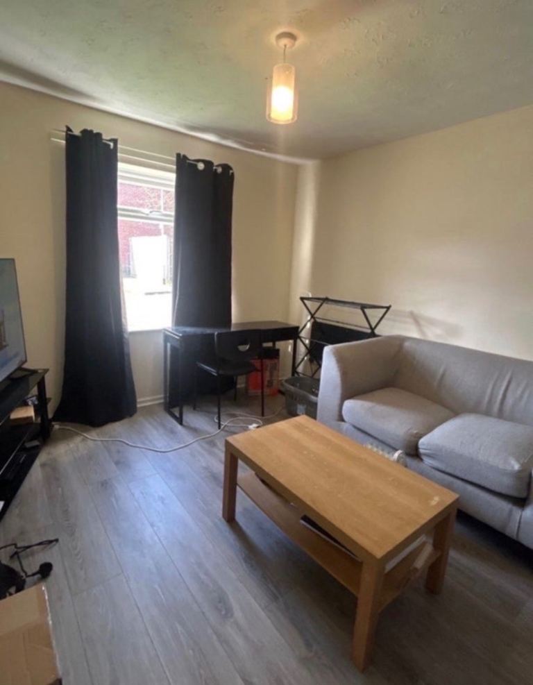 1 room to rent £90 temp if needed for longer please ask