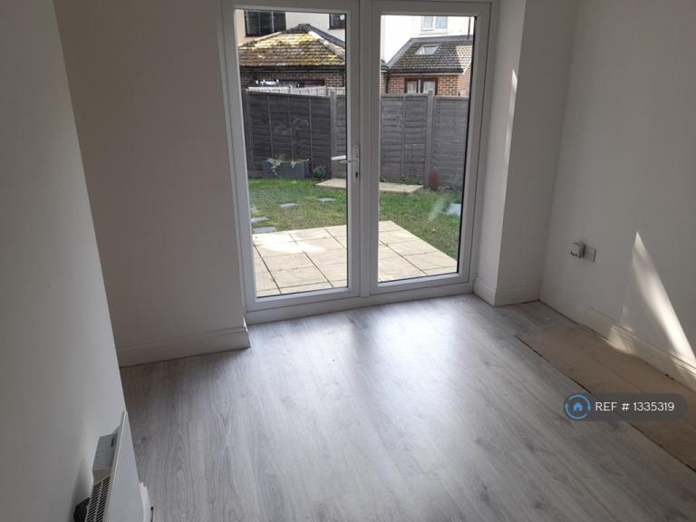 2 bedroom flat in Highland Road, Maidstone, ME15 (2 bed) (#1335319)