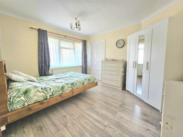 Spacious and big double room available in RM5 3XB