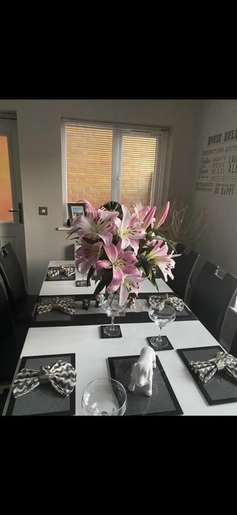 High gloss white table & 6 leather chairs. Extendable table. 
