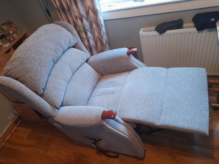 Recliner riser chair