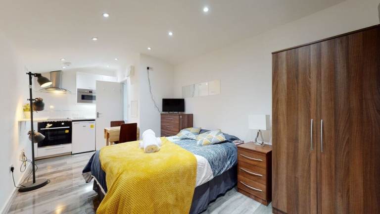 Studio to rent on Chatsworth Road, London